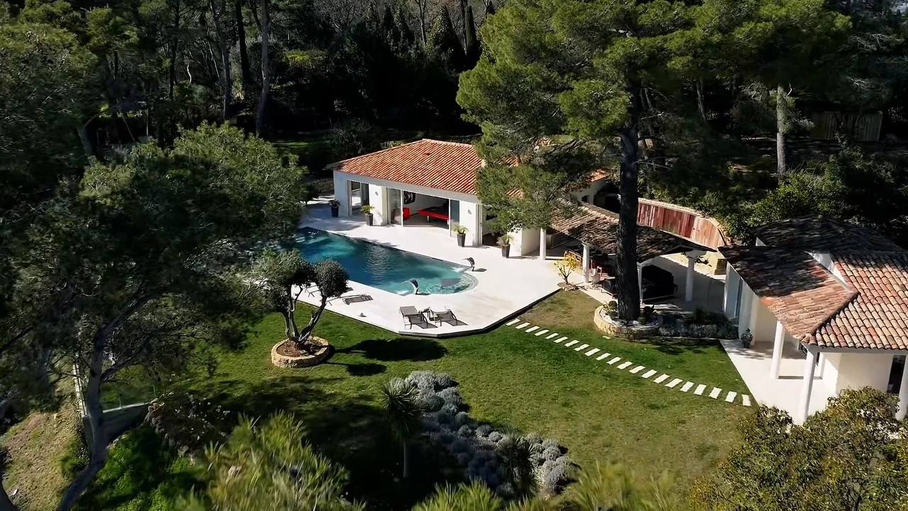 Vue aérienne de la villa de Mougins, de sa piscine et de son jardin au milieu des pins.